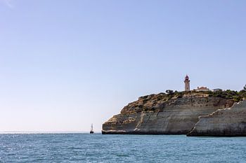 Phare et voilier – La côte de l'Algarve vue de la mer