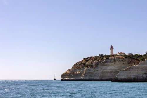 Vuurtoren en zeilboot – De kust van de Algarve vanaf het water