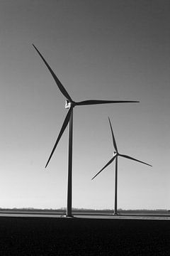 Zwart-wit foto van minimalistische windmolens van Phillipson Photography