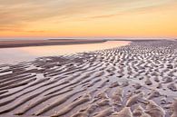 Meereslandschaft und bunter Strand bei Sonnenuntergang von eric van der eijk Miniaturansicht