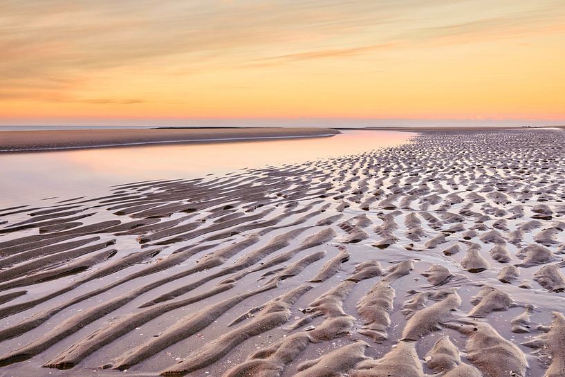 Meereslandschaft und bunter Strand bei Sonnenuntergang von eric van der eijk