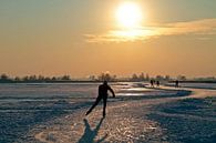 Schaatsen in de winter bij zonsondergang van Eye on You thumbnail