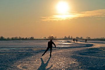 Schaatsen in de winter bij zonsondergang van Eye on You