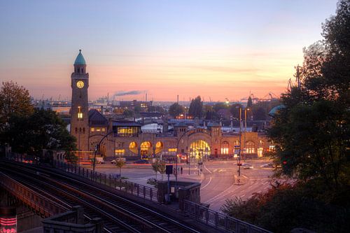 Hamburg : Abendstimmung bei den St.-Pauli-Landungsbruecken
