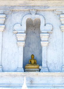 Golden Buddha in der Nische der weiße Stupa, Sri Lanka