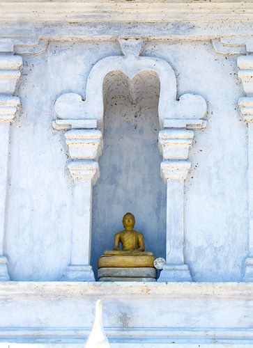 Gouden Boeddha in de nis van de witte stoepa, Sri Lanka