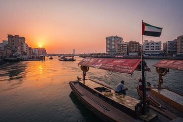 Abra's sur la crique de Dubaï au coucher du soleil sur Michiel Dros