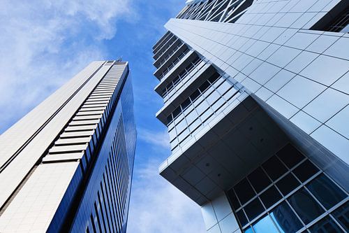 Scherp omlijnde moderne architectuur tegen een blauwe hemel.