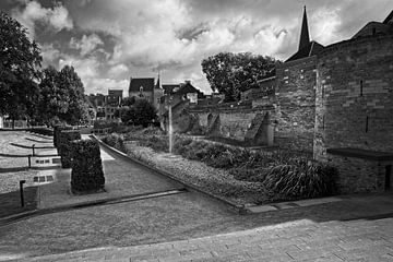 Historische centrum met stadsmuur in Valkenburg van Rob Boon