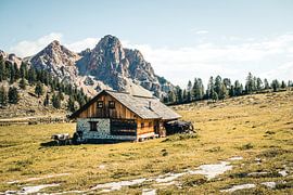 Mountain hut in the Fanes-Sennes-Braies Natural Park in the Dolomites (Italy) by Expeditie Aardbol