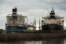 Tankers in the port of Amsterdam. by scheepskijkerhavenfotografie