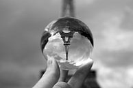 Der Eiffelturm zum Greifen nah von Maarten Mensink Miniaturansicht