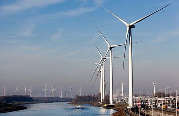 Windkraftanlagen in der Nähe des Hartelkanaals im Industriegebiet Europoort in Rotterdam von Peter de Kievith Fotografie