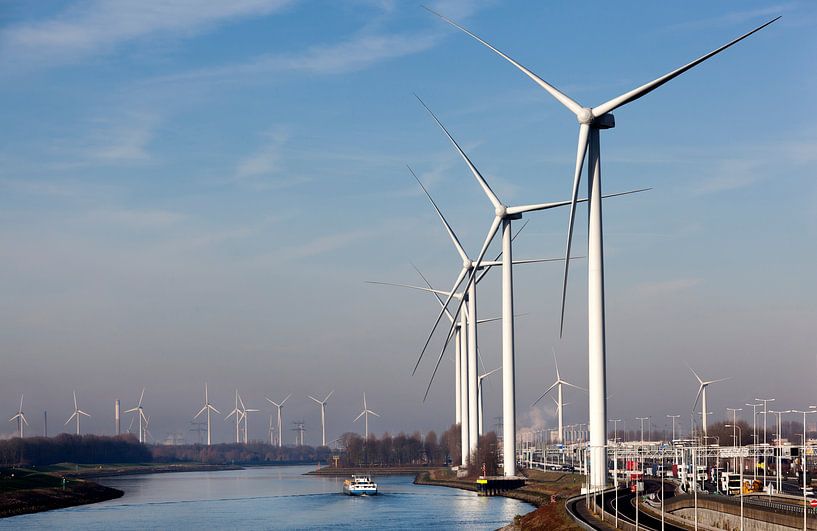 Wind turbines near the Hartelkanaal in the Europoort industrial zone in Rotterdam by Peter de Kievith Fotografie