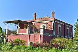Abandoned villa in Venetian red in Sicily 