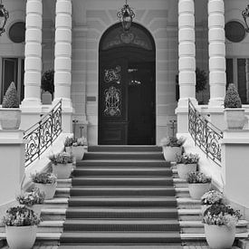Die Treppe zum Luxus schwarz-weiß von Rico Heuvel