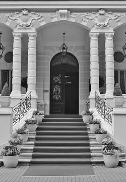 Escalier vers le luxe noir et blanc sur Rico Heuvel