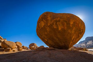 Granietblok in Namibië in tegenlicht van Chris Stenger