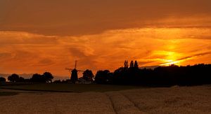 Zonsondergang bij de Molen op de Vrouwenheide van John Kreukniet