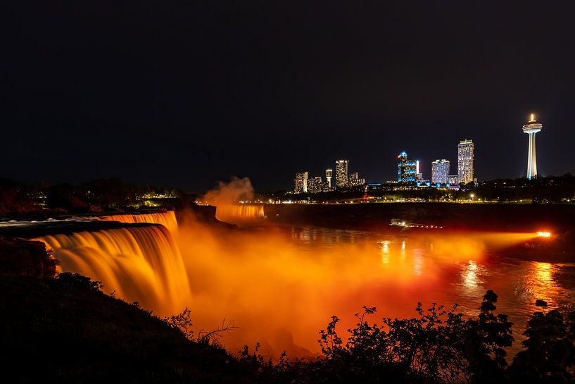 Niagara Falls between Canada and USA by Roland Brack