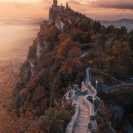 Schloss San Marino in einer Fantasiewelt von Rudolfo Dalamicio