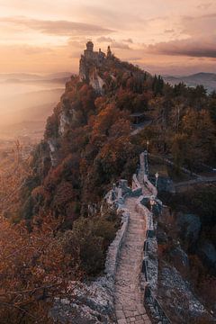 Schloss San Marino in einer Fantasiewelt von Rudolfo Dalamicio