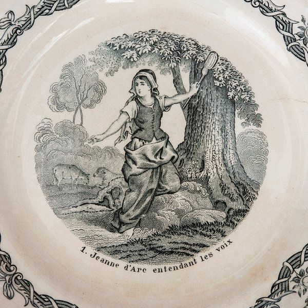 Nationale heldin detail  in oud frans bordje van Blond Beeld