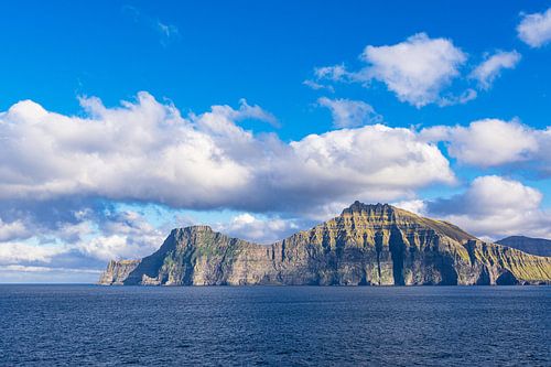 Uitzicht op de rotsen van de Faeröer met wolken
