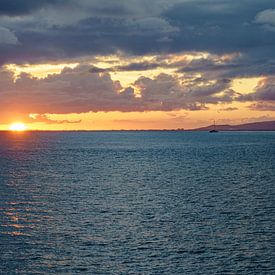 Sonnenuntergang in Waikiki. von Jaap van den Berg