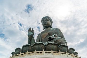 Tian Tan Buddha in Hong Kong van Mickéle Godderis