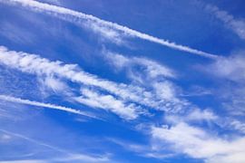 Lichte wolkenstrepen tegen een azuurblauwe achtergrond van Theodor Decker