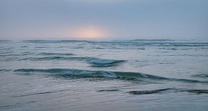 Mistige zonsondergang op zee