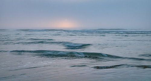 Mistige zonsondergang op zee