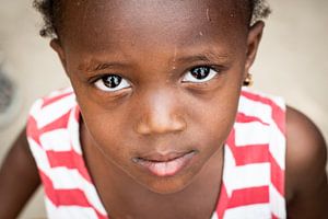 Porträt Gambisches Mädchen von Ellis Peeters