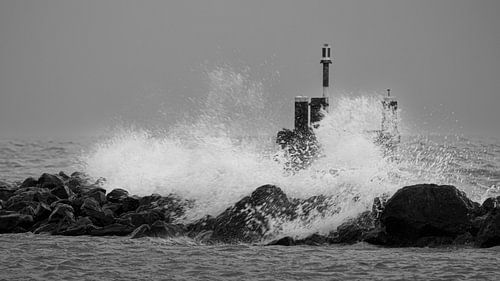 Stenen pier weerstaat de harde wind en hoge golven aan het Markermeer