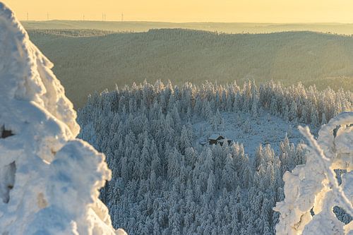 Cabane de montagne dans un environnement glacial