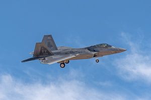 Ein Lockheed Martin F-22 Raptor befindet sich im Landeanflug auf die Nellis Air Force Base. von Jaap van den Berg