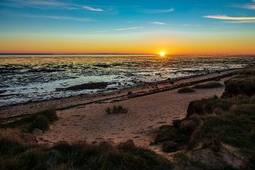 Sunrise on the North Sea coast on the island Amrum, Germany van Rico Ködder
