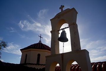 Kerkklok bij een kapel op Kreta, Griekenland van Coos Photography