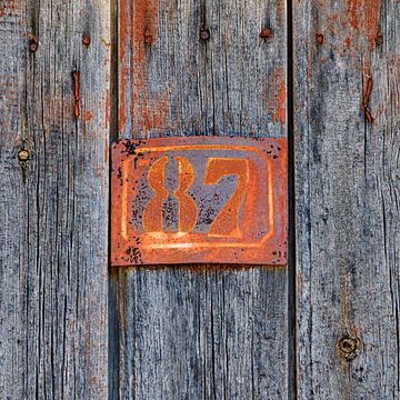 Roestige grunge woning nummer 87 van Katho Menden