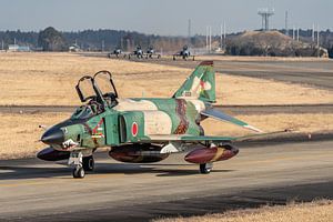Eine McDonnell Douglas RF-4E Kai Phantom II (57-6909) rollt zum Anfang der Landebahn, um einen neuen