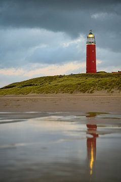 Texeler Leuchtturm in den Dünen an einem stürmischen Herbstabend von Sjoerd van der Wal Fotografie