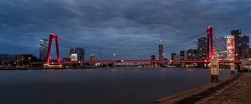 Willemsbrug Rotterdam après le coucher du soleil. sur Rob Baken