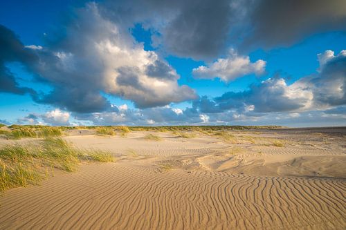 Hollandse wolkenlucht boven het strand