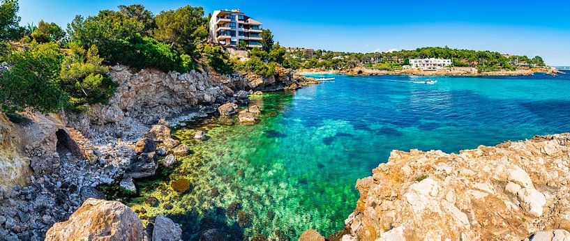 Mooie baai aan de kust van Calvia op het eiland Mallorca, Spanje Middellandse Zee van Alex Winter