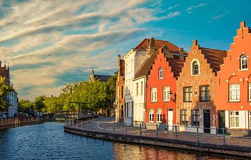 La lumière du soleil sur les pignons en gradins à Bruges, Belgique sur Rietje Bulthuis