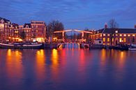 Stadsgezicht van Amsterdam bij nacht in Nederland van Eye on You thumbnail