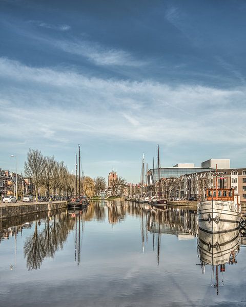 Zicht op de stadsgracht van Leeuwarden met de Oldehove vanaf de verlaatbrug by Harrie Muis
