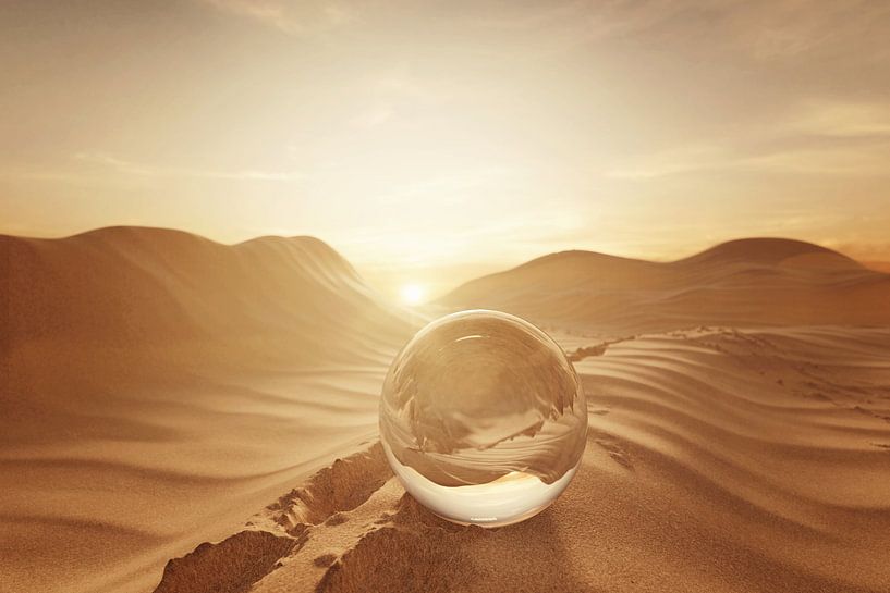 Boule de verre sur le sable du désert à côté d'empreintes de pas par Besa Art