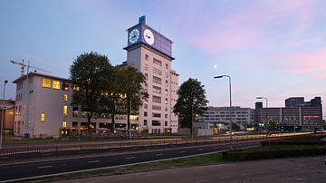 Klokgebouw Eindhoven bij zonsondergang van Jeroen Knippenberg